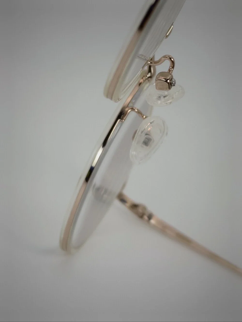 Dazzle. Round Metal Frame Glasses in Gold Tone.